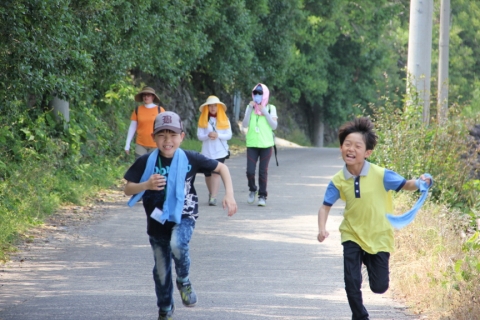 학습가구 전문업체 글벗은 5월 23일부터 2박3일 동안 자녀와 단둘이 제주 올레 길을 걸으며 다양한 체험을 할 수 있는 이벤트를 진행했다.