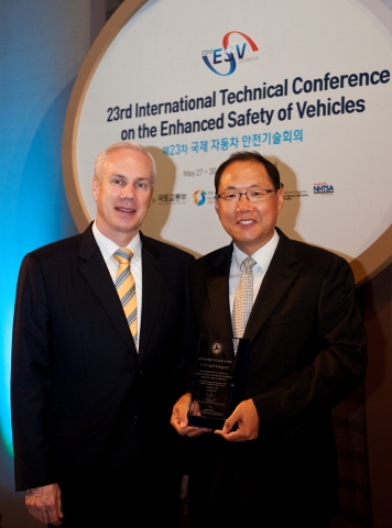 한국지엠 기술연구소 김동석 상무(사진 오른쪽)와 스티브클락 부사장(사진 왼쪽)이 특별공로상 수상을 축하하고 있다.