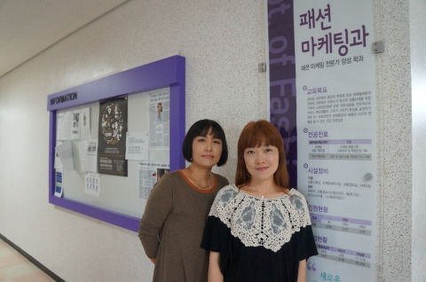 올해 한국폴리텍대학 섬유패션캠퍼스 패션마케팅과에 재학 중인 김수애(48, 오른쪽)씨와 김미연(37)씨.
