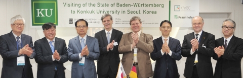 건국대를 방문한 독일 연방 최대 산업도시인 바덴-뷔르템베르크주(州)의 주정부-대학-기업-연구소 대표 등으로 구성된 사절단과 건국대와 서울시, 국내 연구기관 관계자들이 기념촬영을 하