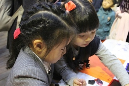 마을장터 영등포 달시장의 어린이 체험 프로그램이 진행되는 모습
