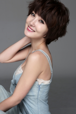 영화 앵두야 연애하자에서 강기화는 외모와 능력을 모두 갖춘 커리어 우먼 윤진 역으로, 작가 지망생으로 출연하는 류현경 글의 첫 독자이자 단짝 친구로 열연한다. 사랑에 서툴고 삶에 서툰 스물여덟의 철없는 여자 네 명의 평범한 이야기 영화 앵두야 연애하자는 6월 6일 개봉된다.