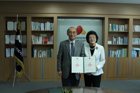 이상용 원장(좌)과 송옥순 회장(우)