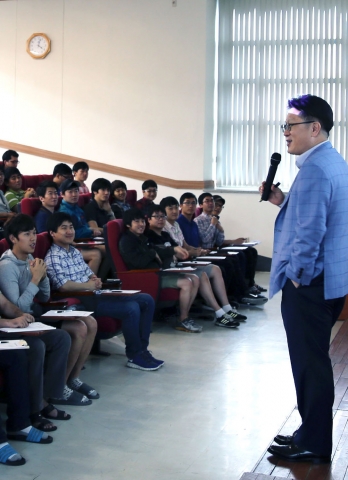 LG전자 경영진이 창의적 이공계 인재 육성 위해 공과대 학생들과의 현장 스킨십 강화에 나섰다. 29일 오후 LG전자 CTO 안승권 사장이 한양대학교에서 대학원생 200명을 대상으로
