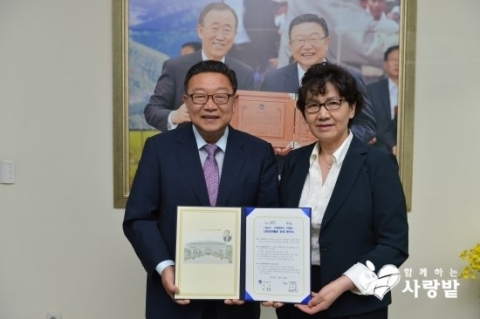 사회복지NGO 함께하는 사랑밭과 충북 음성군이 사회공헌활동을 위한 협약을 맺고 지역사회의 복지활성화를 위해 본격적으로 나선다.