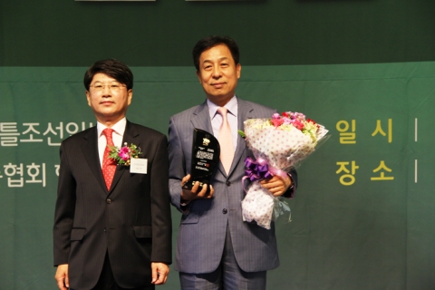 KMI 한국의학연구소 이규장 이사장이 품질만족대상 시상식에서 종합건강검진서비스 부문에 2년 연속 수상을 기념하여 사진촬영을 하고 있다.