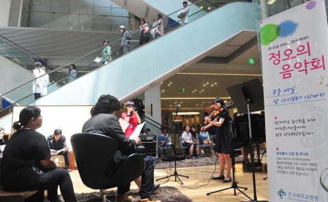 건국대 음악영재들은  건국대병원에서 환우들을 위한 힐링 음악회를 열었다.