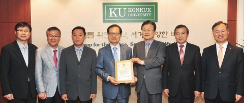 건국대 발전기금본부는 경영전문대학원 TOP MBA 3기 졸업생과 최고경영자과정 54기 졸업생 일동이 각각 MBA발전기금 1,000만원을 기부했다고 밝혔다.