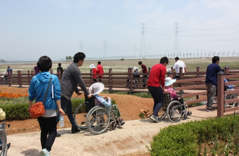 어른신과 사회복무요원 산책중