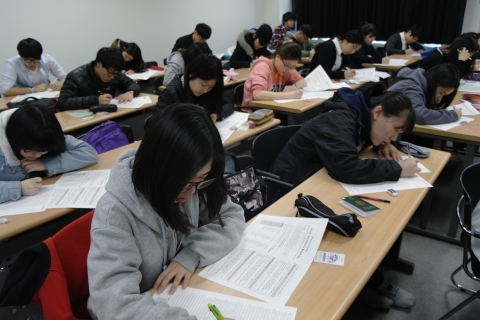한국인문사회연구원과 고려대 한국학연구소가 주최하고 신우성논술과 독서신문이 주관하고 중앙일보가 후원한 제17회 한국논술경시대회(2013년 4월 13일) 장면.