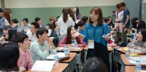 건국대는 고교생들의 대학 전공 학과에 대한 이해를 높이고 진학·진로에 대한 탐색 기회를 제공하기 위해 전국 고교생 1,600여명을 초청,  지난 1일 건국대 서울캠퍼스에서 12개 학과에 대한 ‘전공특강’을 개최했다. 문화콘텐츠학과 전공특강에 참여한 고교생들이 대학원생들로부터 강의를 듣고 있다.