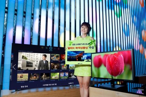 삼성전자 모델이 녹색구매네트워크에서 주관하는 올해의 녹색상품상을 수상한 2013년형 삼성 스마트TV F8000과 친환경 모니터 S23C200B를 소개하고 있다