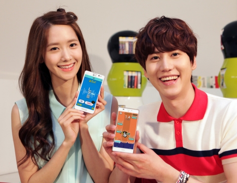 SK텔레콤 광고모델 소녀시대 윤아와 슈퍼쥬니어 규현이 가 눝 앱 시즌2의 데이터 만들기 기능을 선보이고 있다.