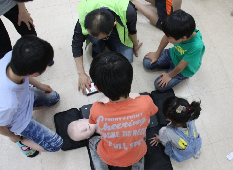대구사회복무교육센터 봉사동아리인 행복한 동행이 아이들에게 심폐소생술을 가르치고 있다.