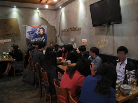 4월 13일 경기도 성남에서 개최된 새마을 미팅 프로젝트 행사, 참가자들이 음식을 먹으며 즐거운 시간을 보내고 있다.