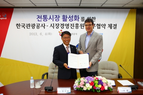 한국관광공사 이참 사장(오른쪽)과 시장경영진흥원 정석연 원장(왼쪽)이 전통시장 활성화를 위한 공동지원 협약을 맺고 기념촬영을 하고 있다.