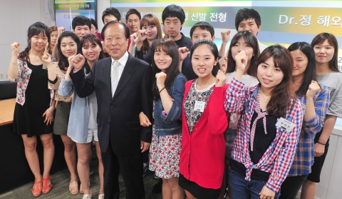 건국대 학생들이 해외탐장 프로그램에 참여해 기념촬영을 하고 있다.