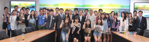 건국대 학생들이 해외탐장 프로그램에 참여해 기념촬영을 하고 있다.