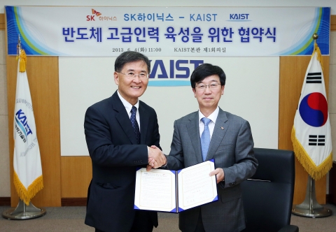 KAIST 강성모 총장(좌)과 SK하이닉스 박성욱 사장(우)이 6월 4일 KAIST 본관 제1회의실에서 반도체 고급인력 육성을 위한 협약을 체결하고 있다.