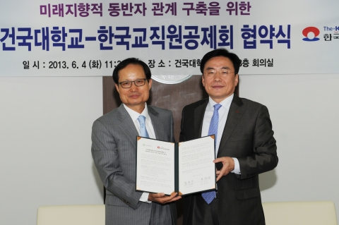 지난 4일 한국교직원공제회 김정기 이사장이 송희영 건국대학교총장과 미래지향적 동반자 관계 구축을 위한 협약을 체결하고 있다.