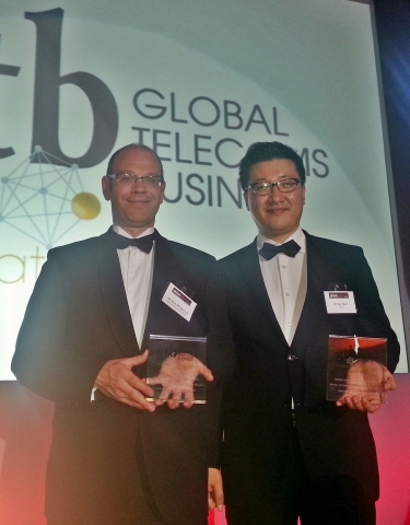 4일(현지시간) 영국 런던에서 열린 GTB Innovation Awards 에서 SK텔레콤 류탁기 매니저(사진 오른쪽)와 NSN Rob Mcmanus 마케팅 이사(사진 왼쪽)가 무