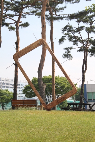 5일부터 삼성전자가 수원 디지털 시티 곳곳에 서울시립대 4학년 학생들의 참신한 상상력과 기발한 아이디어를 담은 작품 36점을 전시한다.