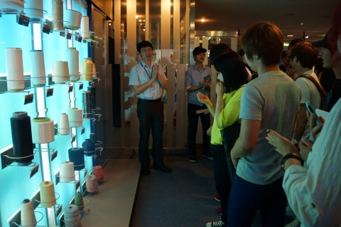 재학생들이 한국섬유개발연구원을 둘러보고 있다.