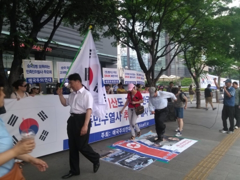 애국주의연대가 8일 오후 광화문 한국kt앞에서 광화문 광장 민족민주열사 추모제 반대 기자회견을 개최하고 있다.