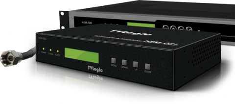 HD 통합 송출기 HEM 시리즈는 다양한 종류의 영상신호를 국내 HD방송용 표준 MPEG-2 HD영상으로 변환해 주는 HD 인코더와, 이 MPEG-2 신호를 다시 HD방송의 송출방식인 ATSC 8VSB 표준의 RF 신호로 변조해 주는 모듈레이터가 결합된 통합형 제품이다.