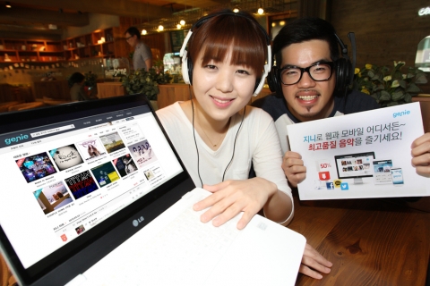 KT는 음악 서비스 지니의 새로운 로고와 함께 확대 개편을 통해 하이엔드(high-end) 음악 서비스 제공한다. KT 모델들이 서비스를 시연하고 있다.