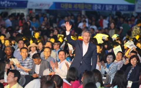 시민의 날 행사에 참석한 박승호 포항시장이 시민들을 향해 손을 흔들어 보이고 있다.