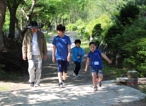 건국대병원이 개최한 구순구개열 환아와 함께 하는 힐링 캠프에 참여한 환자와 가족들이 산책을 하고 있다.