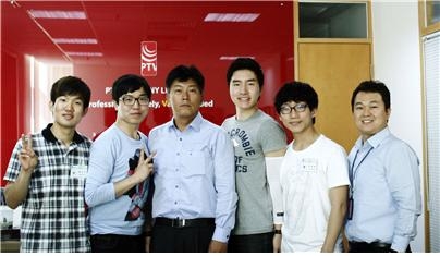 베트남 PTV 에서 체험을 실시한 동명대 아라너머팀(왼쪽부터 백성훈, 이영근 학생, PTV 이상국 이사, 최성민, 박정현 학생, PTV 전인태 차장)