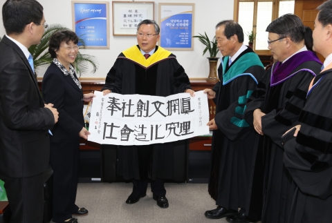 군산대학교는 11일(화) 군산대학교 총장실에서 중국 석가장시에 위치한 하북경무대학(河北經貿大學) 당서기 왕잉(王莹)에게 경영학 명예박사학위를 수여하였다.