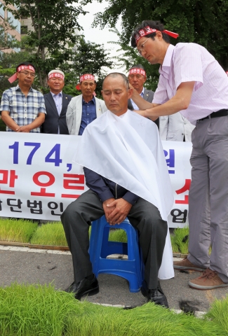 (사)한국쌀전업농중앙연합회(회장 임종완)가 쌀 목표가격 4천원 인상 결사반대 및 쌀 직불금 개선촉구 기자회견과 국회 앞 농성을 2013.06.11.(화) 11:00 국회 앞 대한주