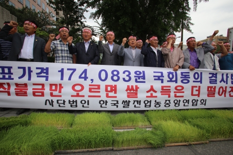 (사)한국쌀전업농중앙연합회(회장 임종완)가 쌀 목표가격 4천원 인상 결사반대 및 쌀 직불금 개선촉구 기자회견과 국회 앞 농성을 2013.06.11.(화) 11:00 국회 앞 대한주