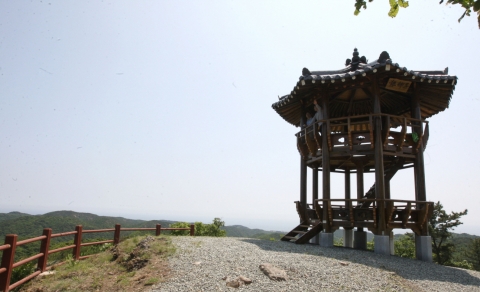 구룡포 말목장성 봉수대 전망대에서는 영일만항을 한눈에 볼 수 있다.