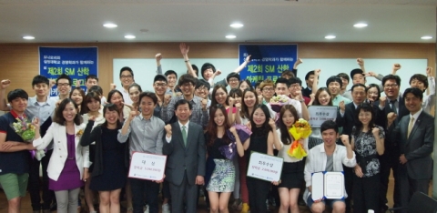 상명대 교수 및 학생들과 토니모리 본사 관계자들이 프로그램 진행 후 기념사진을 촬영하고 있다.