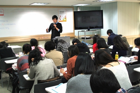 권영준 강사가 토익 강의를 진행하고 있다.