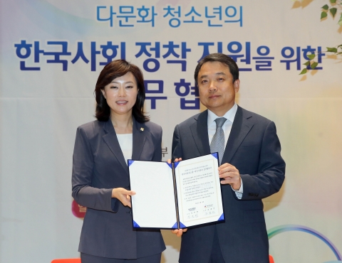현대차그룹은 정진행 현대차 사장, 조윤선 여성가족부 장관 등 주요 관계자가 참석한 가운데 여성가족부와 다문화청소년 심리정서 지원사업 협약을 체결했다.