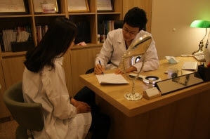 리더스 클리닉 김성수 원장이 진료를 하고 있다.