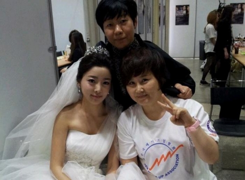 동명대 뷰티케어학과 진현주 학생(사진 아래 오른쪽)의 제1회 전국메이크업경진대회 대상 수상장면