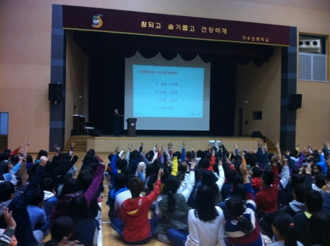 KT IT서포터즈가 충북 석교초등학교 클I서포터즈 5학년 학생들을 대상으로 스마트폰중독예방교육을 하고 있다.