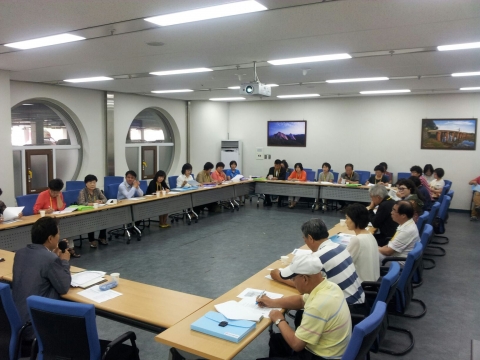 2013년 6월 13일(목) 오전11시, 시민자원봉사 활성화와 자원봉사 문화의 네트워크를 형성하고자 주민자치의 자원봉사위원회 간담회가 고양시자원봉사센터 주최로 진행되고 있다.