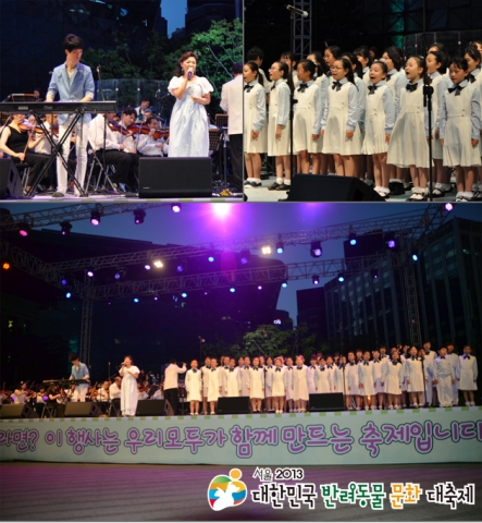 6월 9일 서울광장에서 펼쳐진 대한민국 반려동물 문화 대축제에서 아기공룡 둘리를 부르는 오승원씨와 아들 김지호군