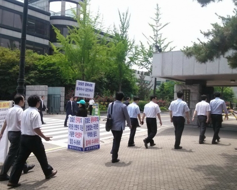 애국주의연대가 지난 14일 오후 서초동 서울중앙지검 정문에서 국정원 댓글사건 공정수사 촉구 릴레이 일인시위를 하고 있다.