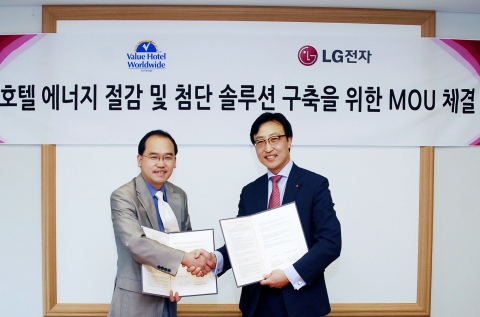 함승일 LG전자 버티컬(Vertical)사업개발담당(사진 오른쪽)과 박준환 서비스레전드 대표(사진 왼쪽)이 호텔 에너지 절감 및 첨단 솔루션 구축을 위한 양해각서(MOU)를 체결했