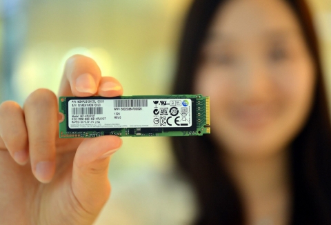 삼성전자가 업계 최초로 양산한 차세대 울트라 노트북용 초고속 PCI Express SSD 제품