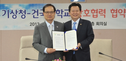 송희영 건국대 총장(사진 왼쪽)과 이일수 기상청장(사진 오른쪽)이 협약식에서 기념촬영을 하고 있다.