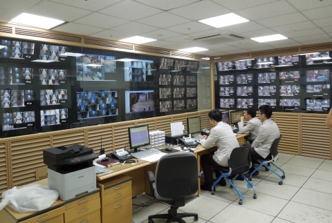 대명엔터즈라이즈 웹게이트 부문의 최첨단 HD-CCTV 영상보안시스템은 국내 최고급 수준의 리조트 단지로 개관한 대명리조트거제에 설치되어 성공적으로 운용되고 있다. 사진은 모니터링실